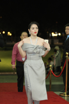 Lý Nhã Kỳ mũm mĩm trong trang phục lạ mắt