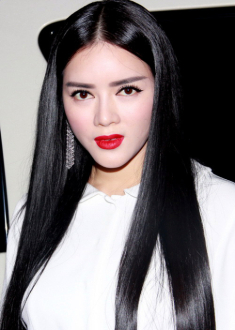 Lý Nhã Kỳ nổi bật với thời trang 2,1 tỷ đồng