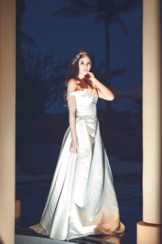 Ngọc Hân lộng lẫy dự tiệc với váy “cây nhà lá vườn”