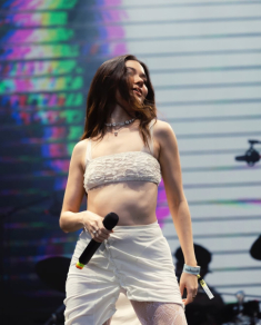 Nhan sắc nữ ca sĩ hát nhép 100% ở khai mạc SEA Games 33