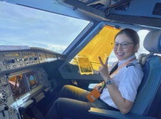 Nữ cơ phó U30 đốn tim với gương mặt “búng ra sữa”, ăn mặc dễ thương như nữ sinh khác hẳn khi mặc đồng phục bay