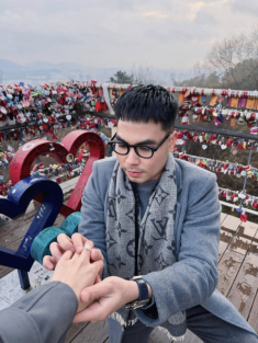 Nữ MC VTV quê Phú Thọ vừa nhận lời cầu hôn của danh thủ Đức Huy có gu thời trang đời thực ra sao?