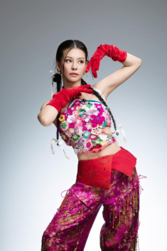 Nữ thần Vpop U40 đẹp chấp cả dàn hoa hậu, sở hữu hàng hiệu “khủng” không kém ai, nay yêu đạo diễn trăm tỷ