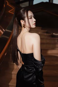 Nữ tổng tài phim “Cách em 1 milimet” đời thực khoe lưng ong nuột nà, gợi cảm