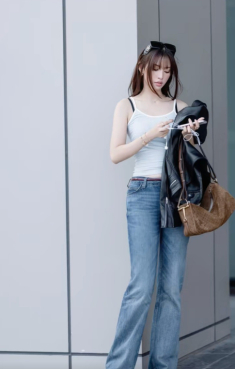 Sao Việt đu trend “ảnh trạm tỷ”: Huyền Lizzie sang chảnh, đến Chi Pu thì lạ lắm