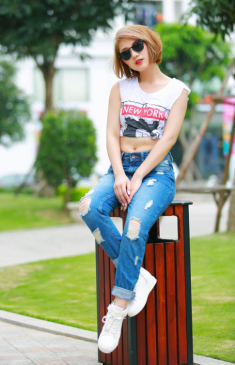 Thời trang chào hè cá tính của diễn viên Trang Cherry