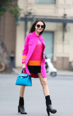 Trà Ngọc Hằng rực rỡ xuống phố mùa Đông Hà Nội