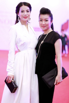 Trương Ngọc Ánh tươi rói bên cô bạn “nối khố”