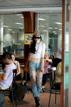 Vũ Hoàng Điệp mặc sến phí vóc dáng “trời cho”