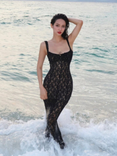 Vũ Thúy Quỳnh bị “soi” sống tiết kiệm vì mặc đi mặc lại một chiếc váy ren nhưng dân tình ngắm xong cũng phải mê