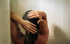 3 sai lầm khi gội đầu mùa đông khiến tóc xẹp lép dính sát da đầu, đổi sang cách này tóc bồng bềnh như mây