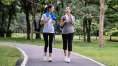 Đi bộ ngoài trời với đi bộ trên máy: Đâu là “chân ái” cho hành trình giảm cân của bạn?