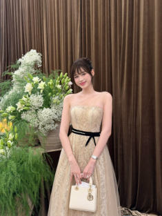 Đỗ Thị Hà diện set đồ 450 triệu đồng đi ăn cưới