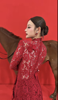 Huyền Baby gây chú ý với concept ngập sắc đỏ “mã đáo thành công”