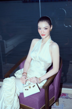 Kiều Loan phối set đồ gần 3 tỷ đi trà chiều