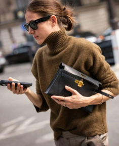 Mặc áo len cổ lọ hay cổ tròn để trông gầy hơn? Chị em có gu luôn dùng công thức này để không bao giờ sai