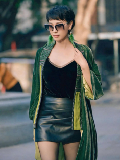 Mẹ vợ Đoàn Văn Hậu tuổi U50 mặc trẻ trung như 30