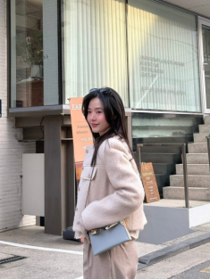 Midu xách túi 800 triệu đồng dạo phố Seoul