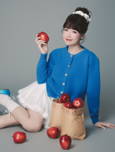 Mỹ nhân U40 trông như nữ sinh nhờ 4 items “hack” tuổi, chị em 30 tham khảo có ngay tủ đồ trẻ hóa tự nhiên