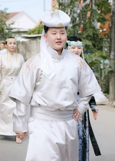 Trang phục chàng rể Mông Cổ gây chú ý ở lễ rước dâu Việt