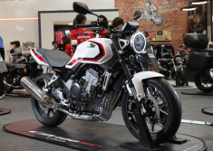 Chi tiết Honda CB400 Super Four E-Clutch Concept với 4 màu sắc lộ diện