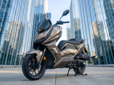 Giá chỉ ngang SH160i - Xe ga 250cc có màn hình cảm ứng 7inch và kính gió chỉnh điện gây bất ngờ!