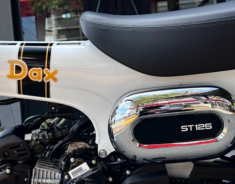 Hình ảnh thực tế của bộ đôi Honda Dax 2026 OG White và OG Black vừa lên kệ tại đại lý