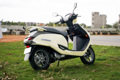 Suzuki công bố giá bán của e-Access mẫu xe điện có pin và cách sạc giống Honda UC3