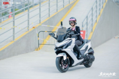 SYM chơi lớn với Cruisym 400 2026: IMU, ABS, TCS đủ bài nhưng giá chỉ ngang SH350i