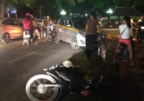 Hàng loạt xe máy bị tông gục vì tài xế ôtô cãi nhau với vợ