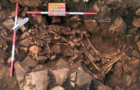 Hai bộ xương ‘ôm nhau’ suốt 6.000 năm