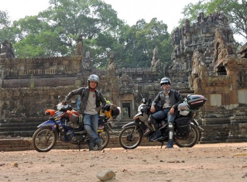 Với 17 triệu VND/người, 2 chàng trai phượt xe máy đi 7 nước