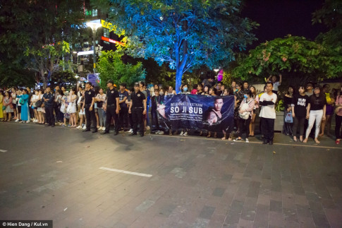 Fan hâm mộ đứng hàng giờ để chờ ngôi sao ‘Giày thuỷ tinh’ So Ji Sub