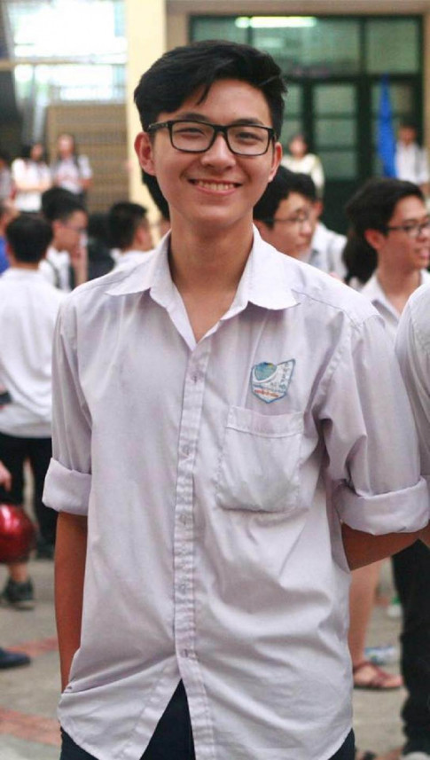 Ngẩn ngơ trước nụ cười duyên của cựu học sinh Nguyễn Tất Thành