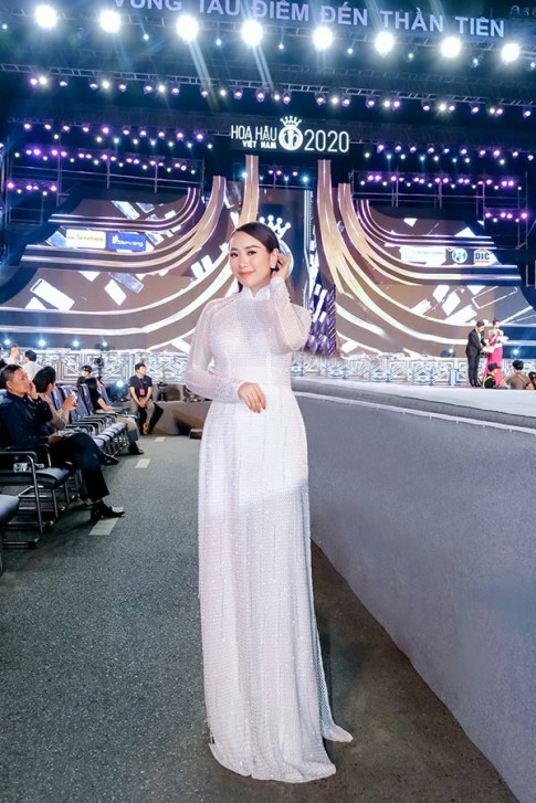 CEO Hoàng Tuyết Mai duyên dáng trong trang phục áo dài đọ sắc cùng dàn thí sinh HHVN 2020