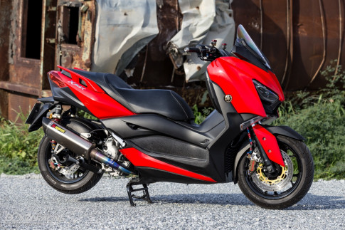 Yamaha XMAX 300 độ hoàn thiện với tông màu đỏ nổi bật