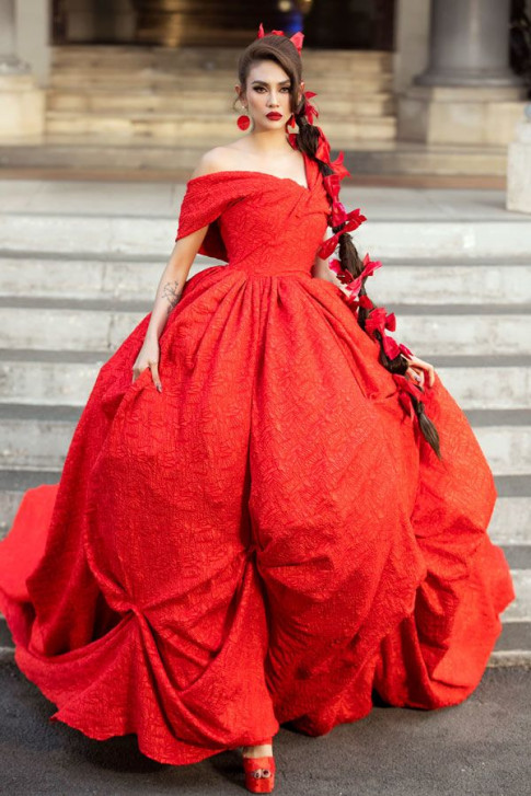 Võ Hoàng Yến hóa công chúa trong chiếc váy nặng 30kg và bộ tóc dài 2 mét