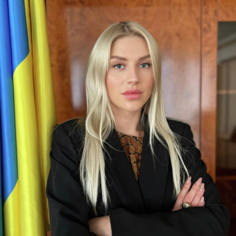 Nữ thứ trưởng 25 tuổi của Ukraine: Có thừa nhan sắc, dung mạo như búp bê