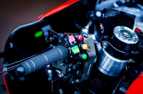 Tại sao các nút bên trái công tắc trong các cuộc đua MotoGP luôn được chọn màu sáng?